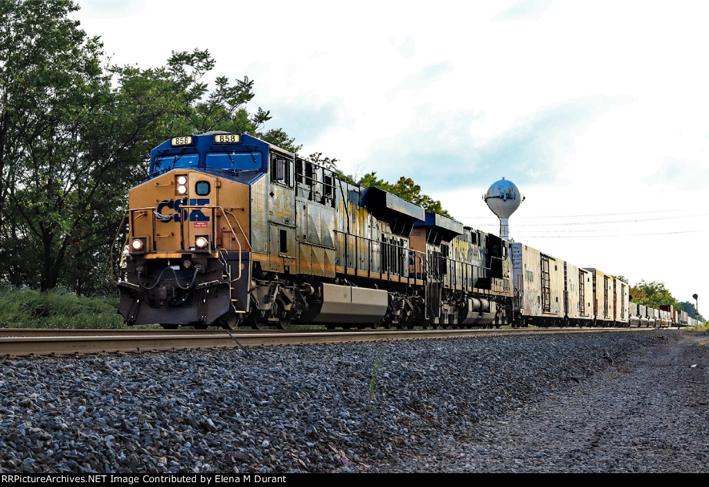 CSX 858 on I-032